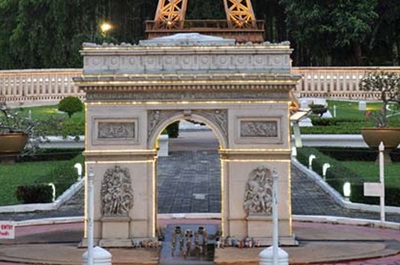 Model of the Arc de Triomphe in Paris at Mini Siam